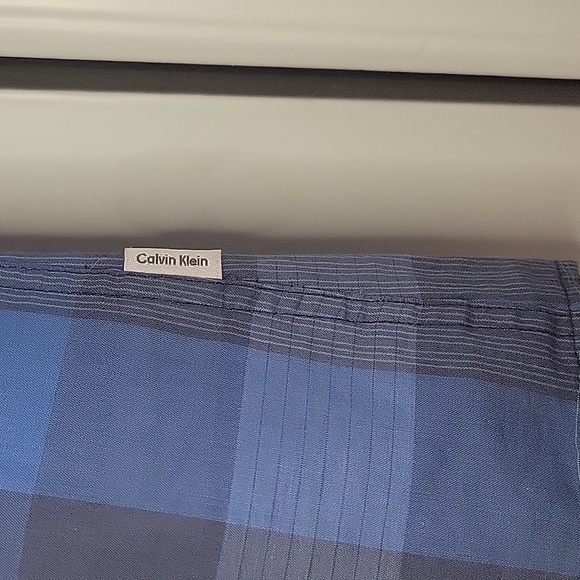 2 Calvin Klein short slee e button up shirt - Picture 6 of 8